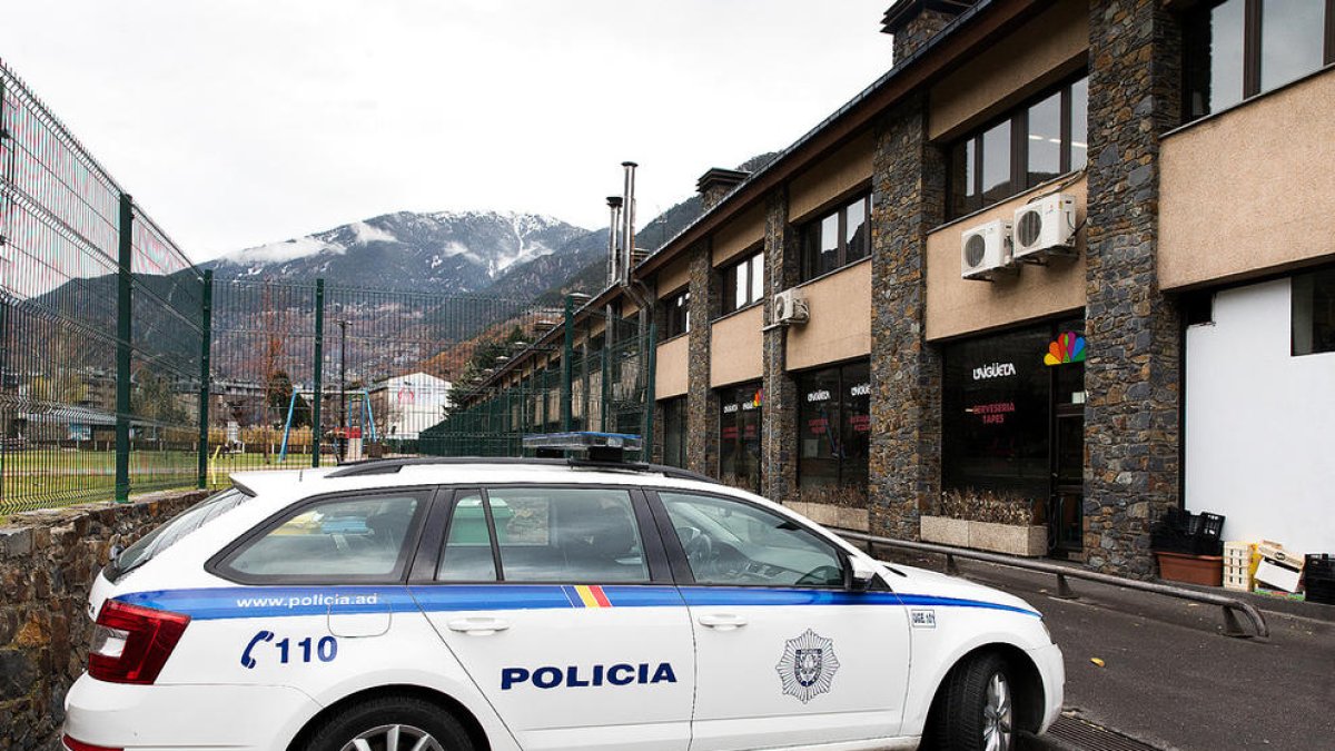 Ingressa a la presó el mestre acusat d'abusar de quatre nenes i un nen