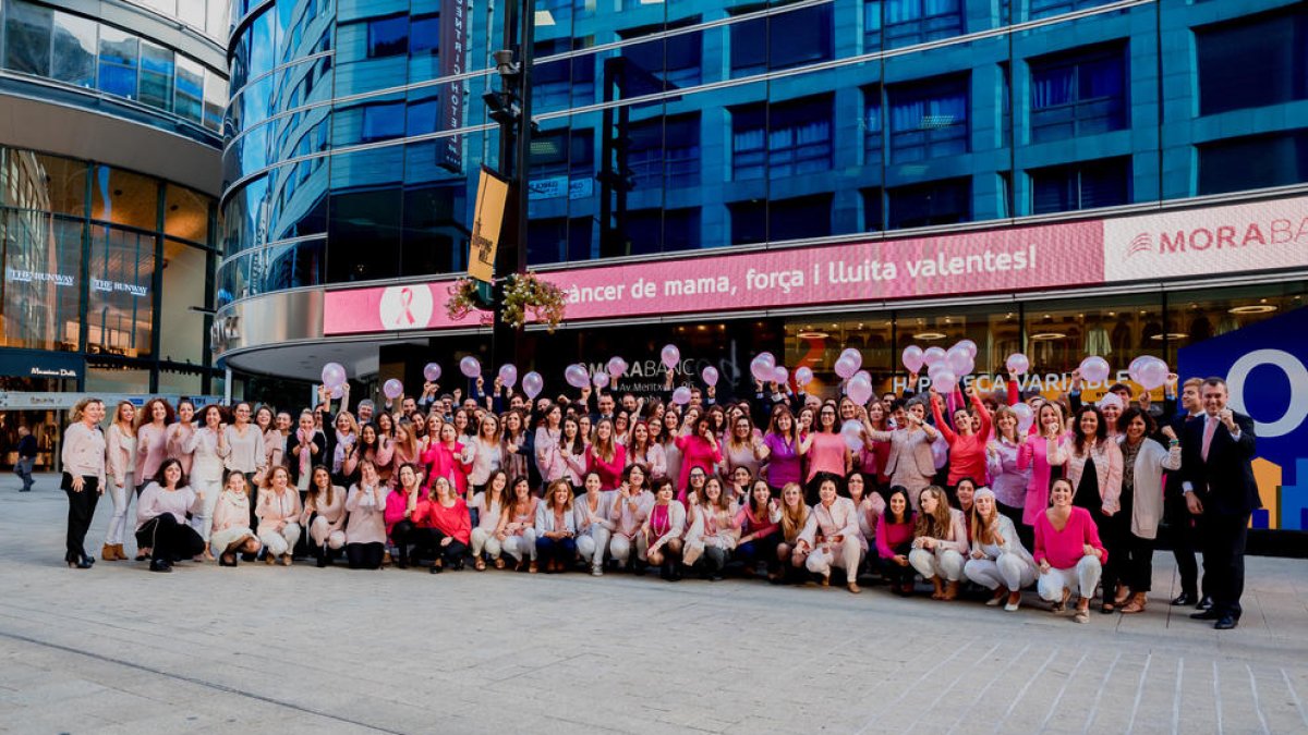 Els treballadors del MoraBanc units el Dia mundial del càncer de mama