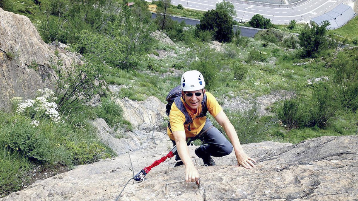 Gaudeix deixant-se caure dels cables de les vies ferrades