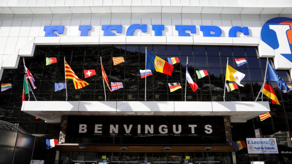 La plantilla del Punt de Trobada insta les autoritats a mitjançar per resoldre la seva situació