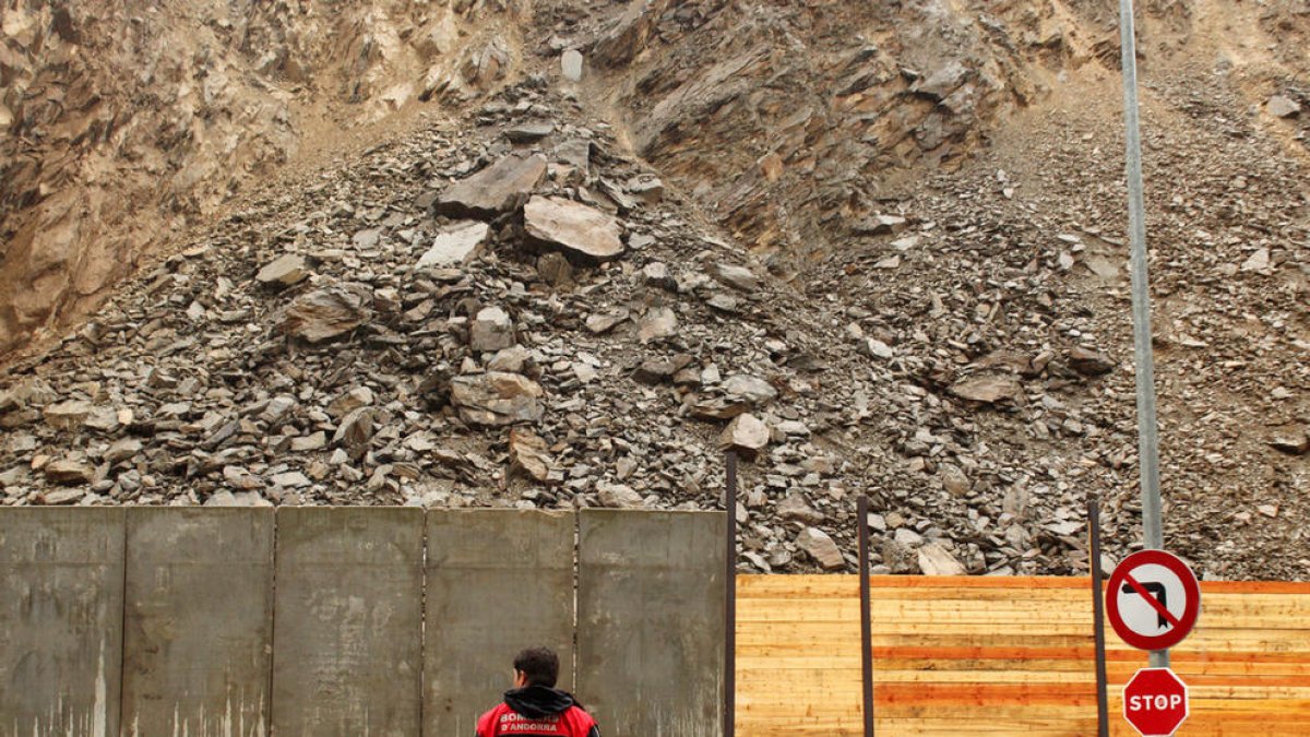 La caiguda de pedres a l'esllavissada del Punt durarà anys