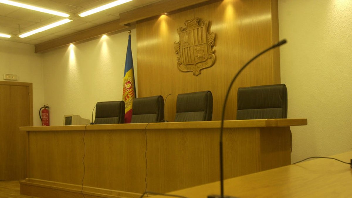 Una jove treu diners del banc d'una amiga