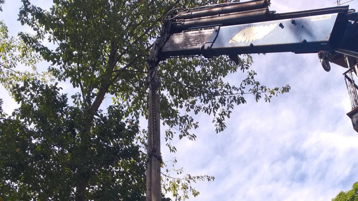 Andorra Telecom treu el cablejat aeri de fibra que dona servei a Pal-Arinsal