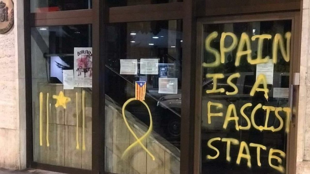 Detingut un jove andorrà per fer pintades independentistes a la façana de l'ambaixada espanyola