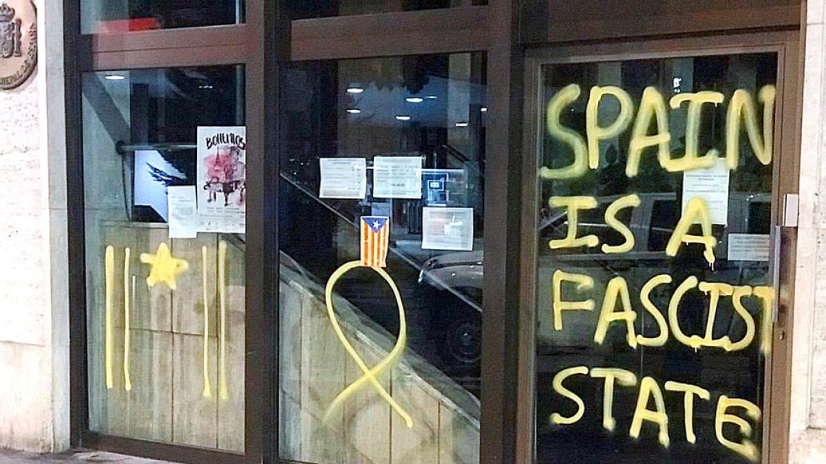 Llibertat amb càrrecs per unes pintades a l'ambaixada espanyola