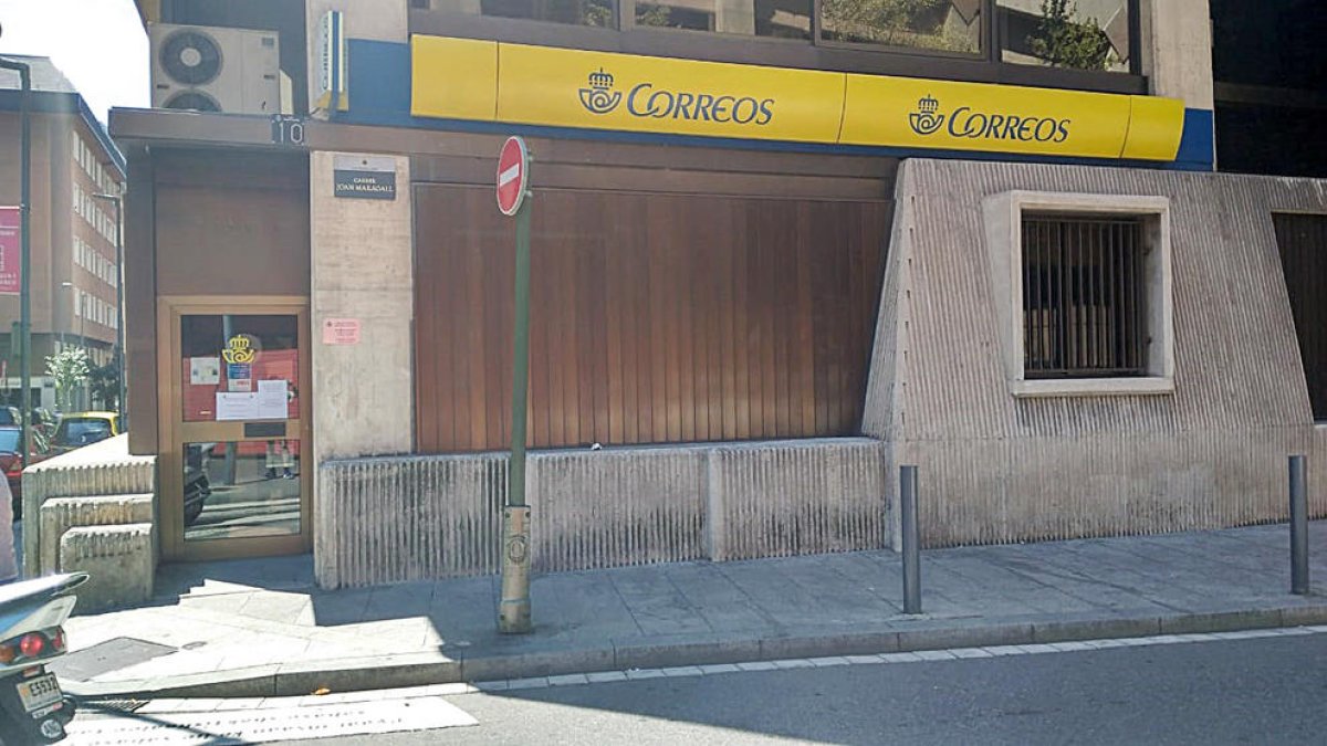 Correus podria passar a tancar els dissabtes