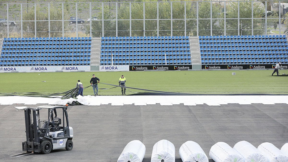 Comença la instal·lació de la gespa de l'Estadi Nacional