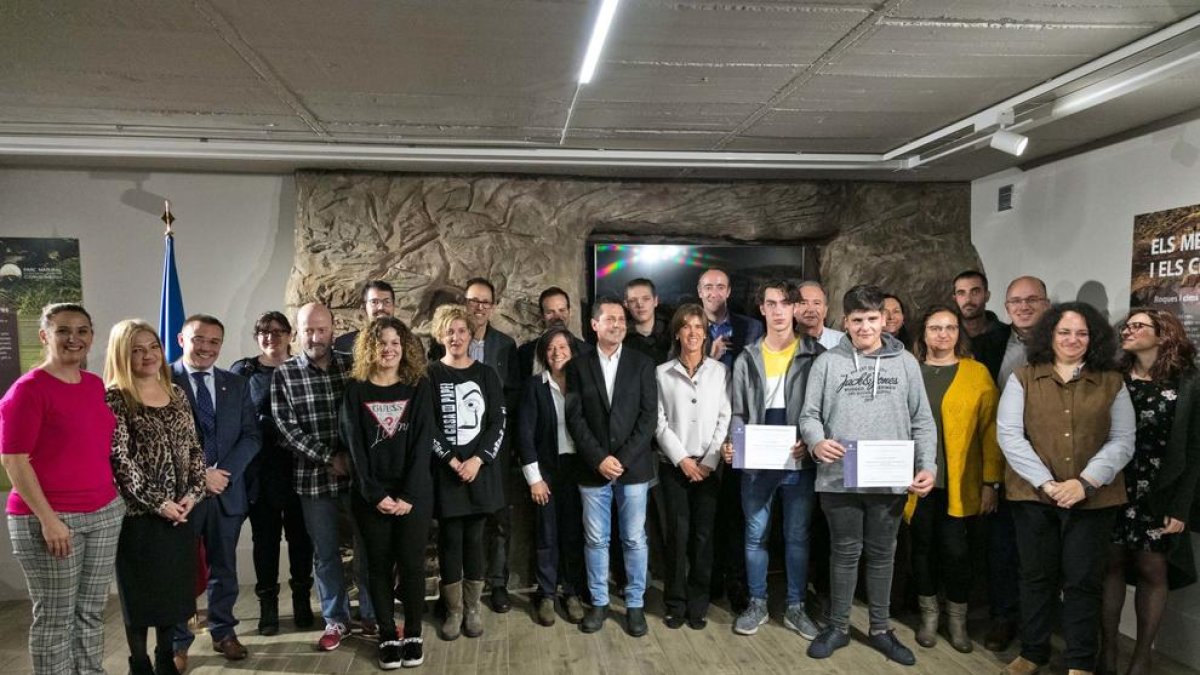 Quatre joves es graduen al cos de voluntaris per la natura