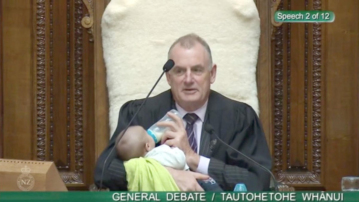 Alimenta un nadó des de la presidència del Parlament