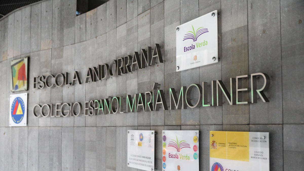 Dues famílies retiren la denúncia contra el mestre del María Moliner