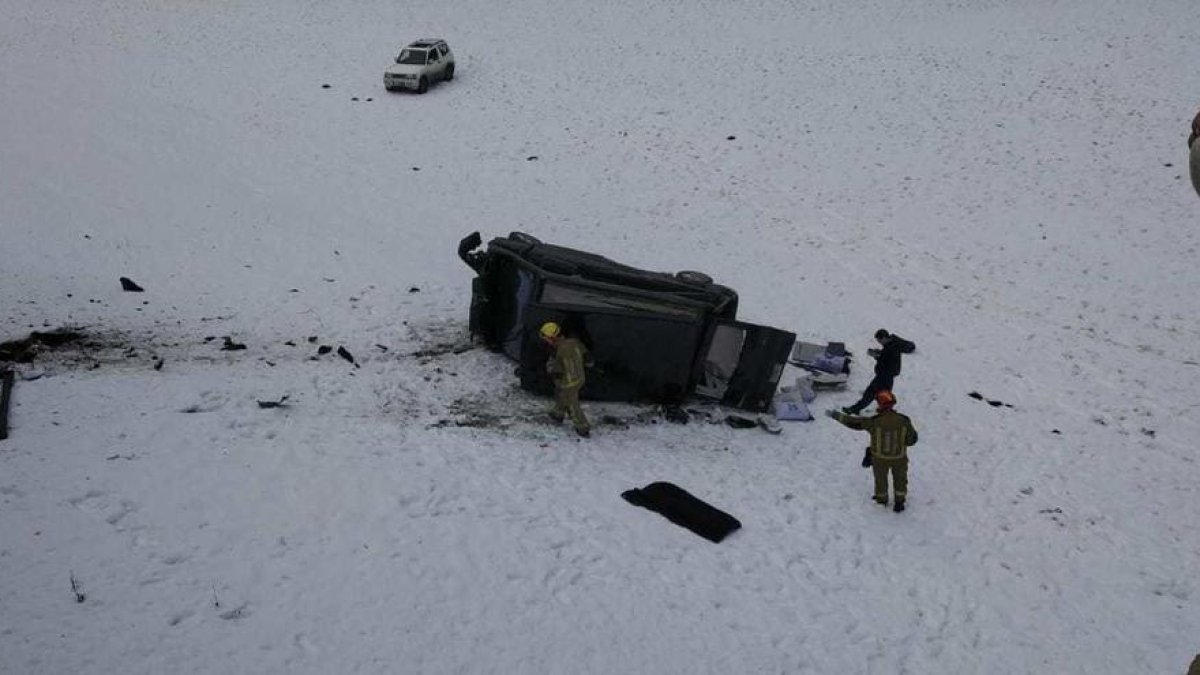 Un ferit lleu en precipitar el cotxe per un barranc