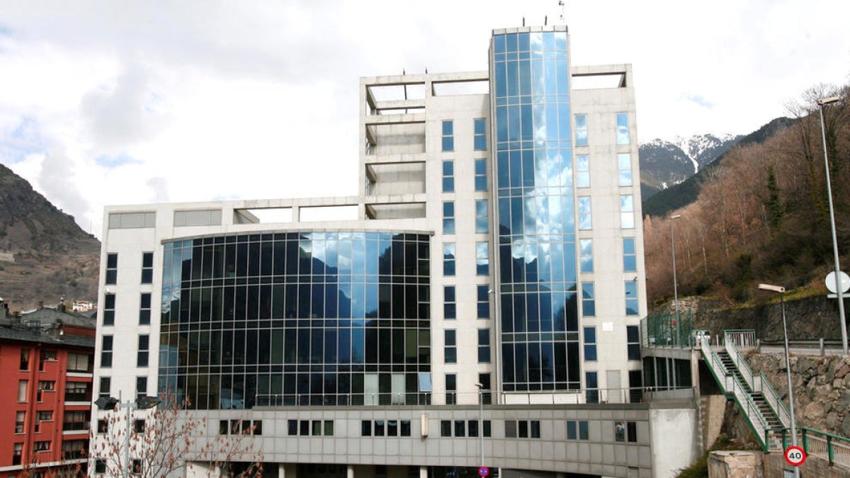 Detingut un pare per deixar al cotxe el fill discapacitat per anar a esquiar