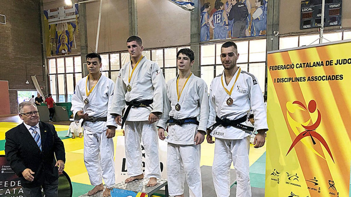 Joel Rossell es penja la medalla de bronze a la Copa Catalunya júnior, disputada a Barcelona