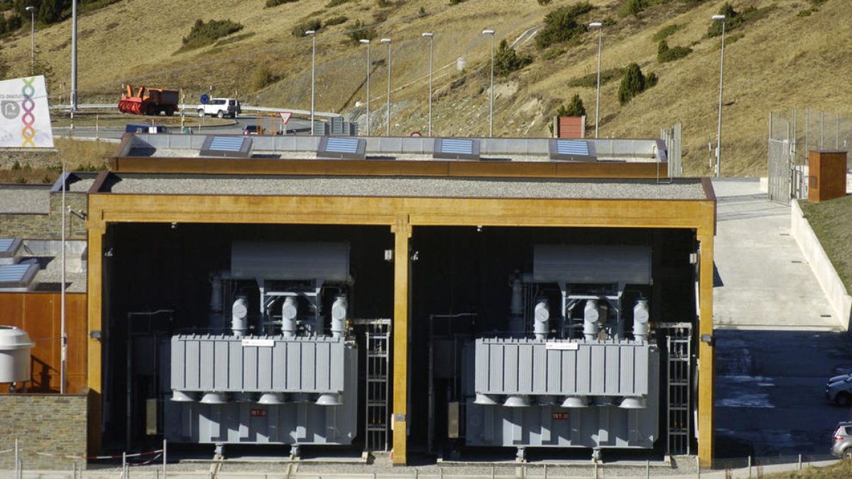 La nova línia d'alta tensió triplicarà la capacitat de transport d'energia
