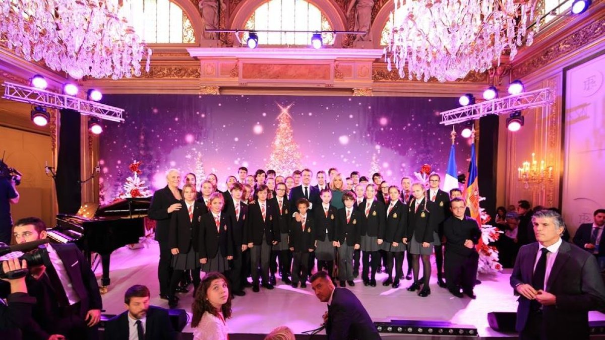 El Petits Cantors actuen davant Macron