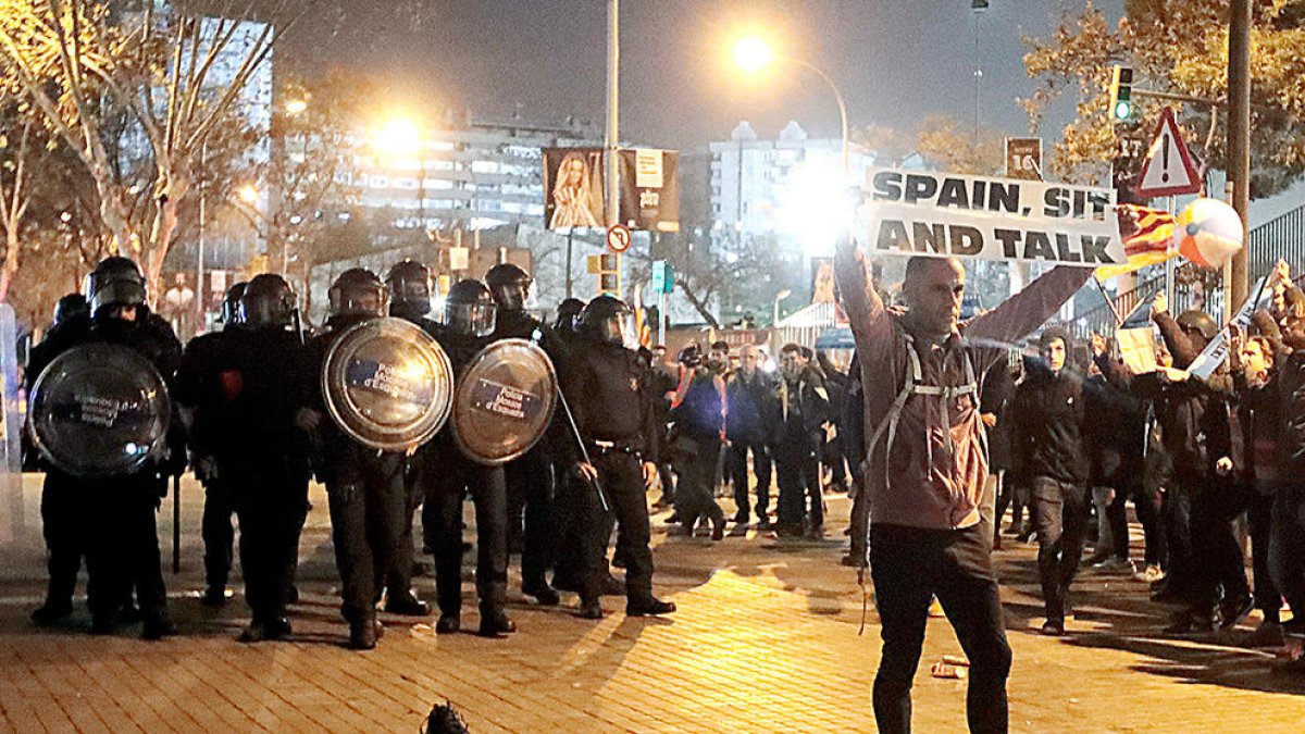 Tsunami Democràtic porta les protestes a un Camp Nou blindat