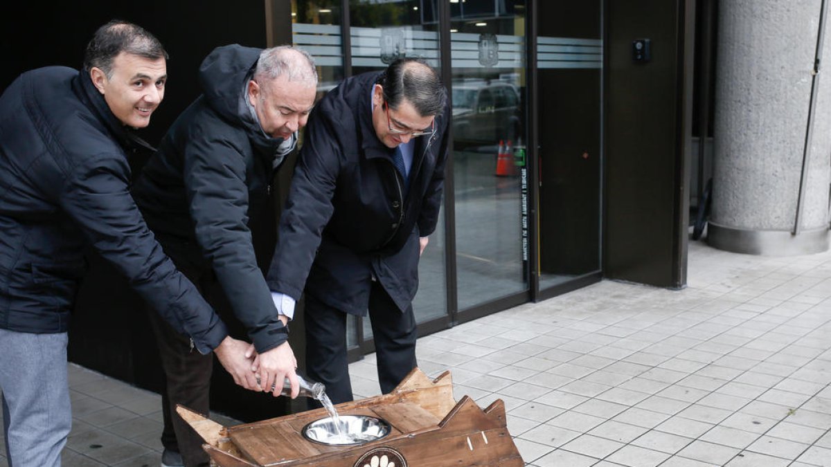 Govern instal·la un abeurador per a gossos davant de l'edifici administratiu