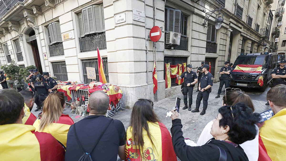 Vuitanta mil constitucionalistes es manifesten al centre de Barcelona