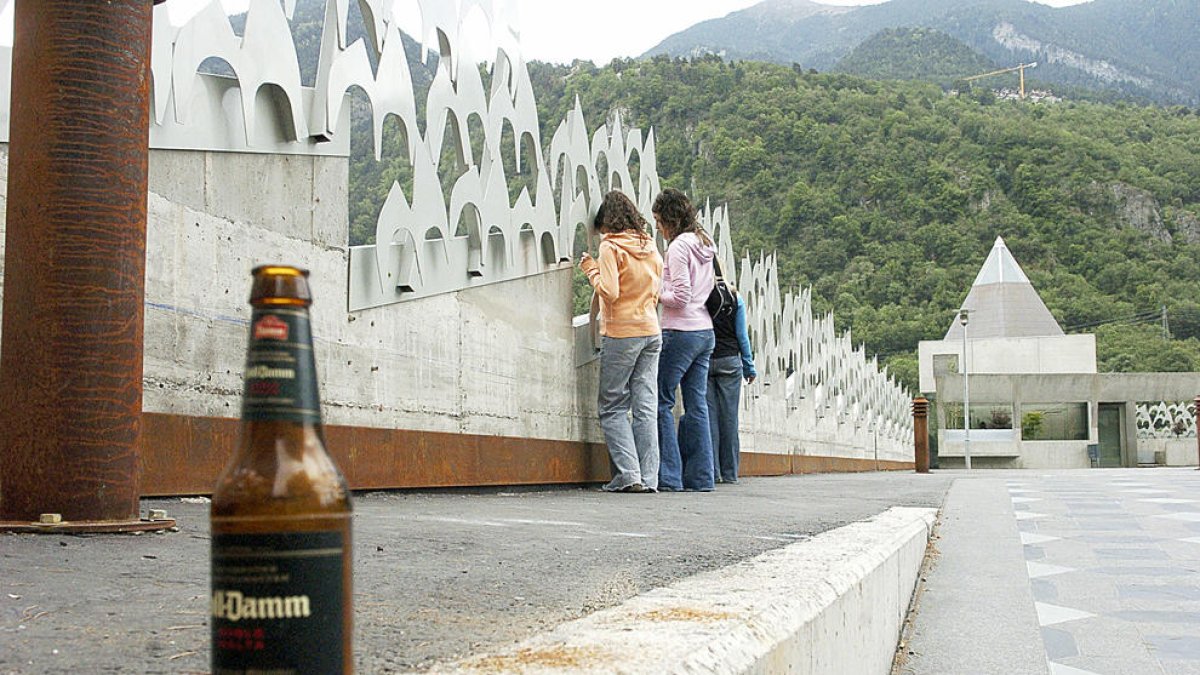 Sancions de 300 euros per escopir o orinar al carrer