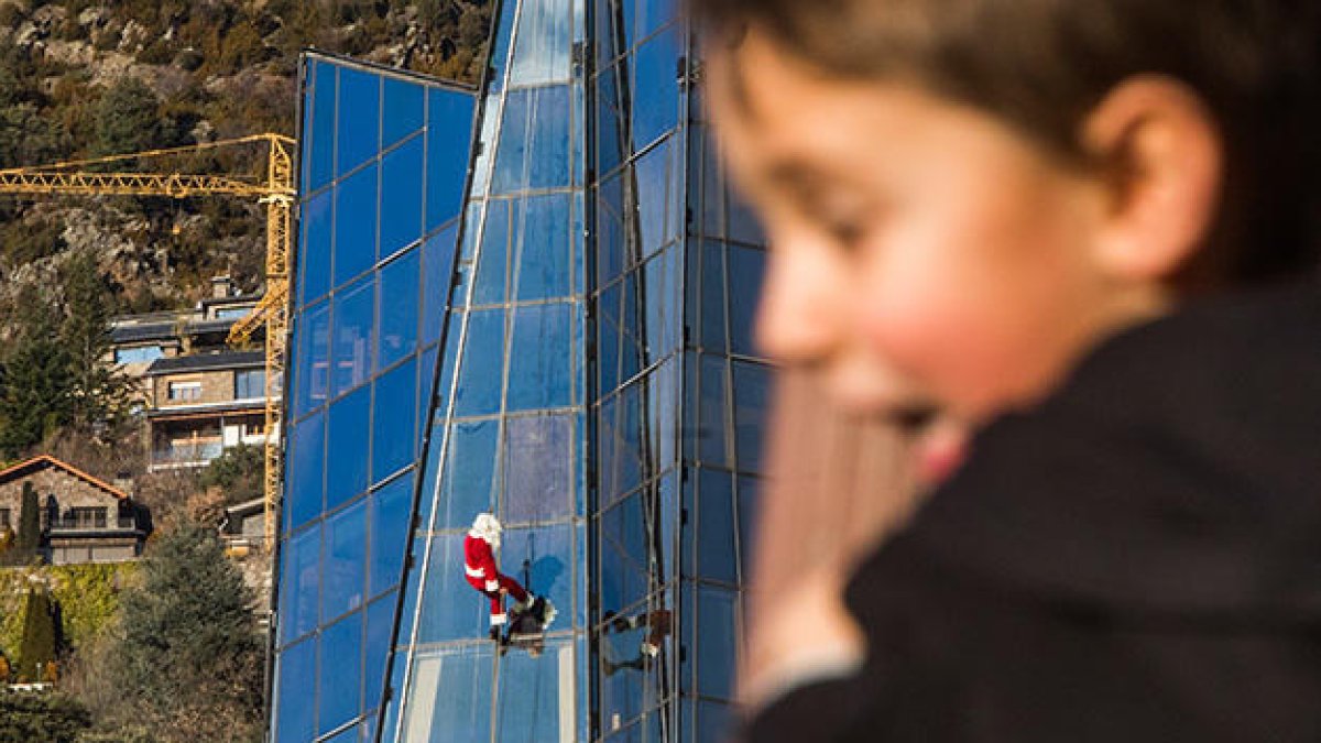 El Pare Noel arriba baixant la torre de Caldea