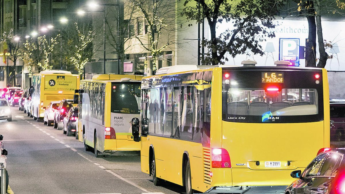 El Govern admet l'ús massa baix del bus els caps 
de setmana