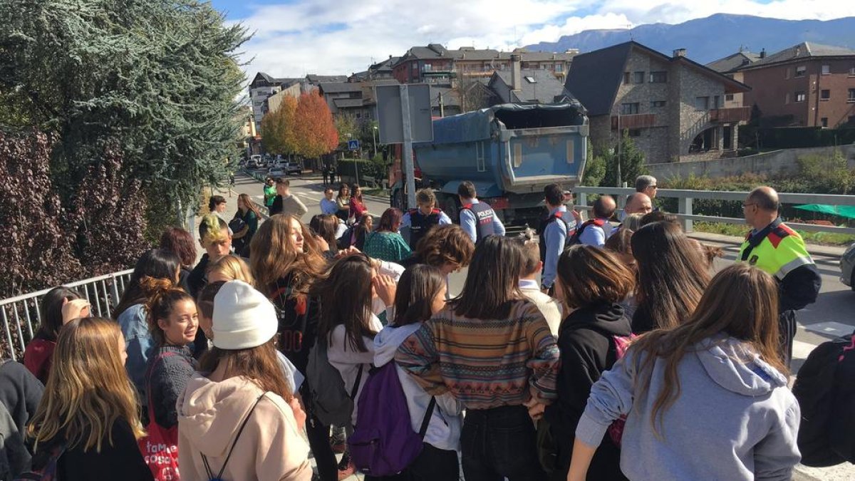 Els mossos desallotgen els manifestants que tallaven l'N-260