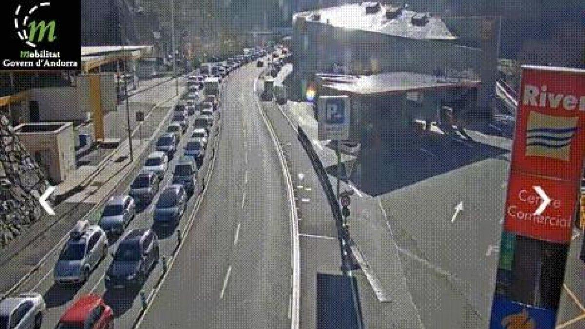 Cinc quilòmetres de retenció per accedir al Principat des d'Espanya