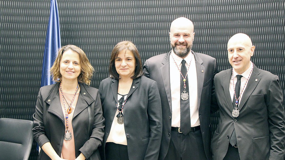 Gili relleva els càrrecs de confiança de DA