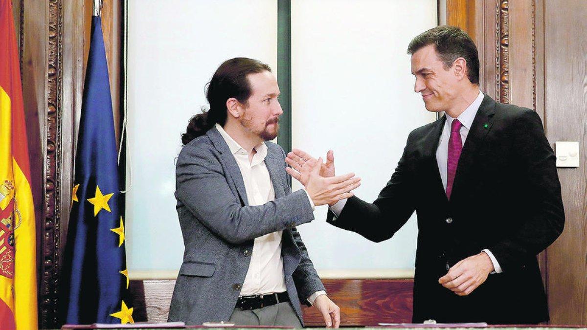 Sánchez signa els acords amb el PNB i Podem i encarrila la investidura
