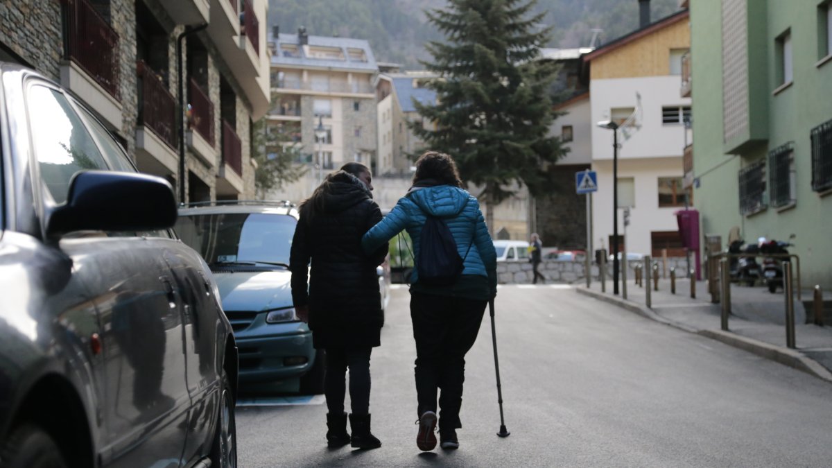 Usuària i treballadora del Servei d'Atenció Domiciliària (SAD) durant un passeig