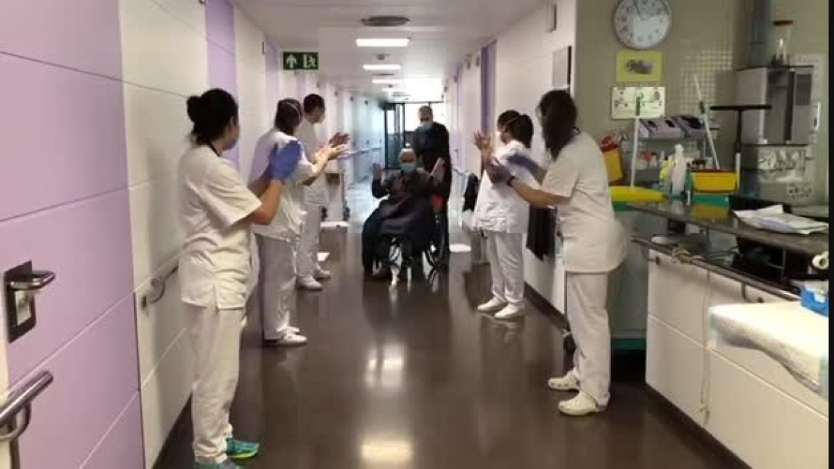 Torna a casa després d'un mes a l'hospital