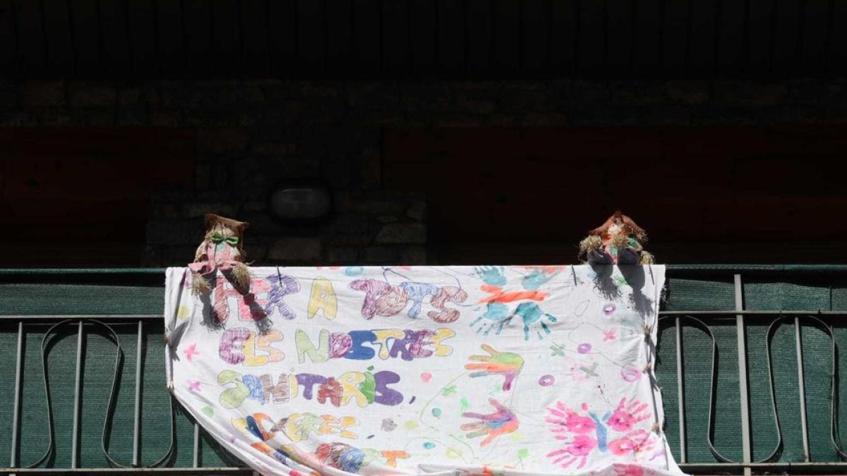 Els infants pengen missatges d'ànim als balcons de casa