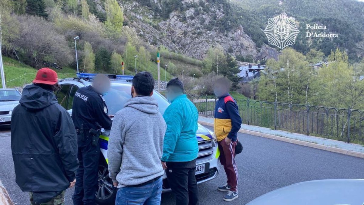 Control de la policia als joves que feien una barbacoa