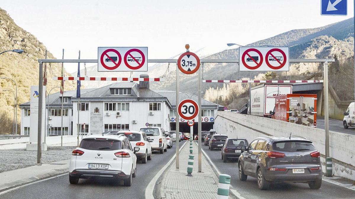 col·lapse per entrar al país i més vehicles dels previstos