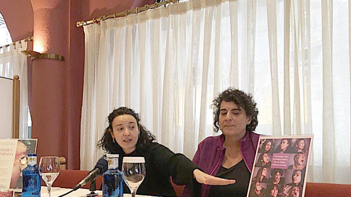 Acció Feminista s'emmiralla en el vidre per als actes del 8-M