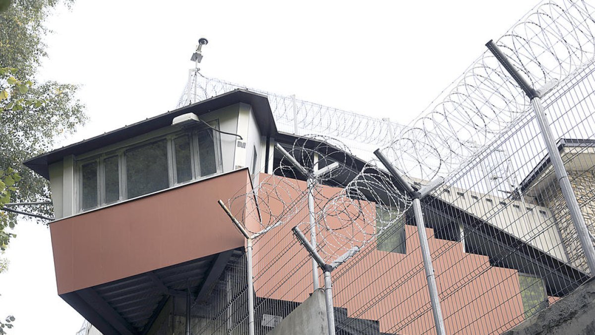 Demana complir una pena de presó a casa per evitar morir