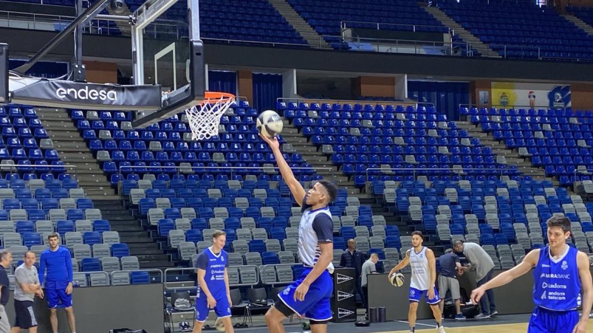 Els jugadors del MoraBanc, amb ganes que arrenqui el partit de la Copa