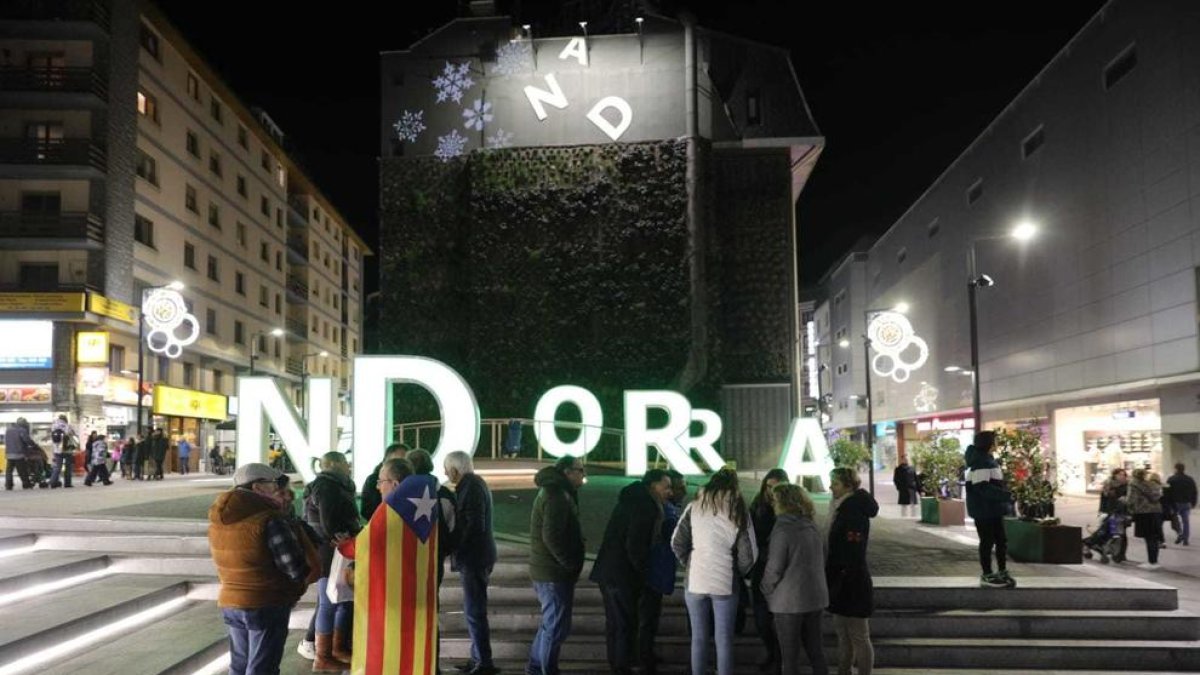 Una quinzena de persones es concentren contra la inhabilitació de Quim Torra