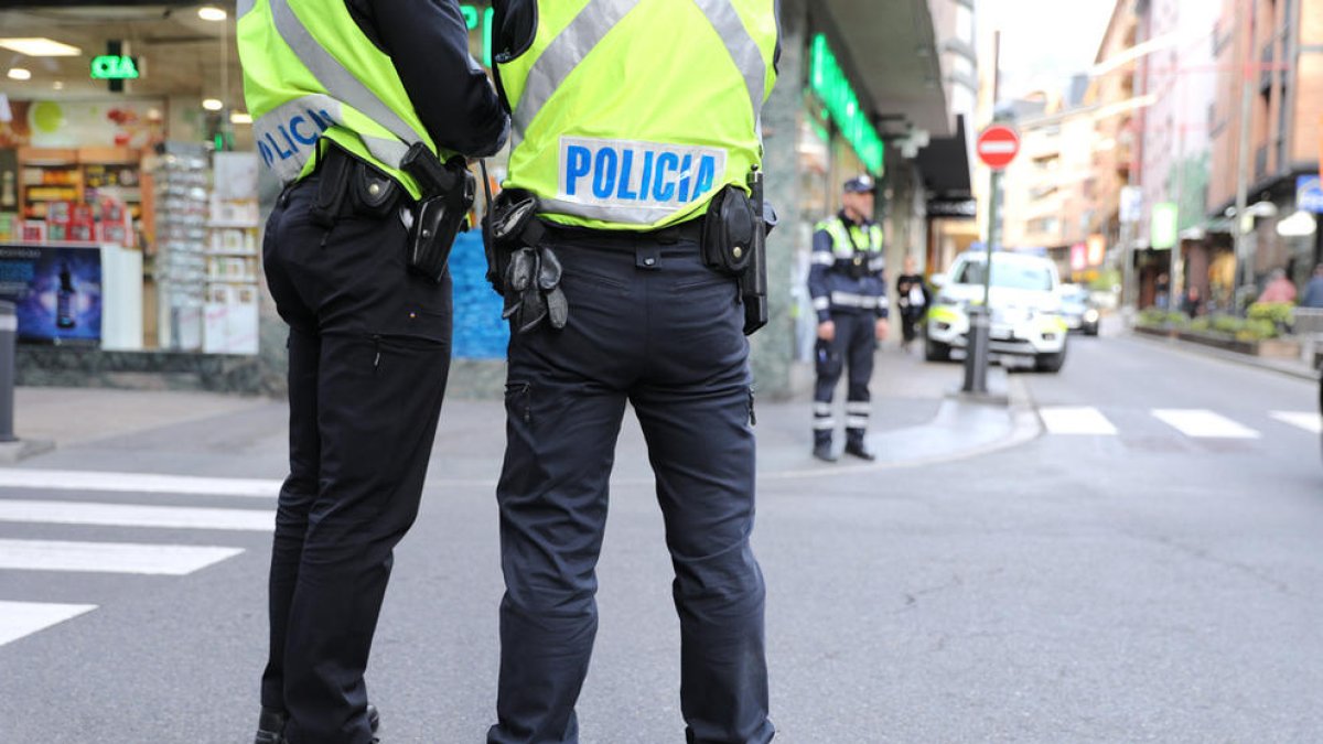 Detingut per robar més de 6.000 euros del lloc de feina