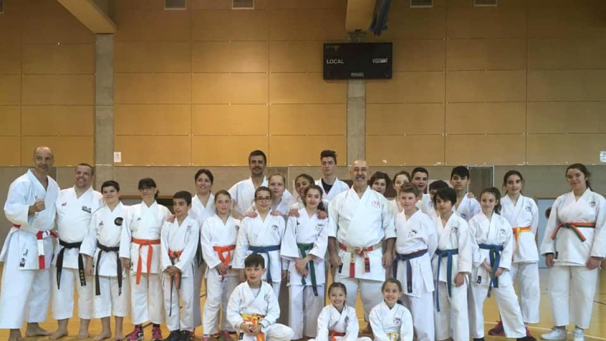 El mestre José Herrera imparteix un curs a Ordino