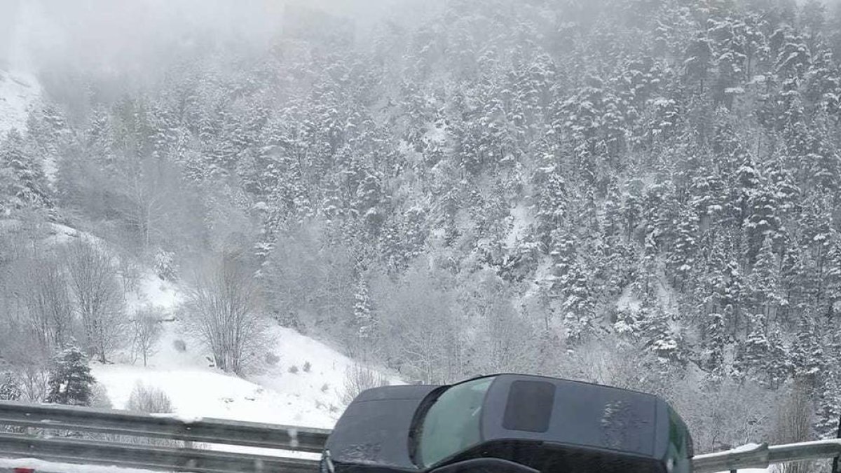 Un cotxe s'estavella contra un guarda-raïl a Racons