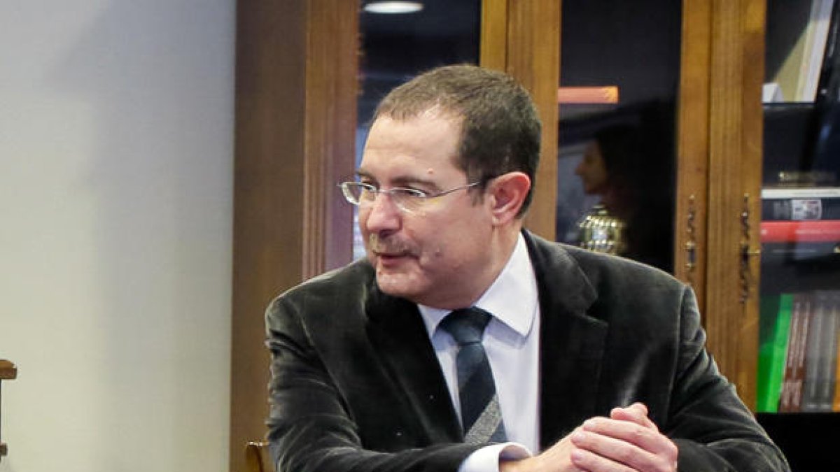 Estañol presenta un recurs contra l'acord del Govern de cessar-lo de notari