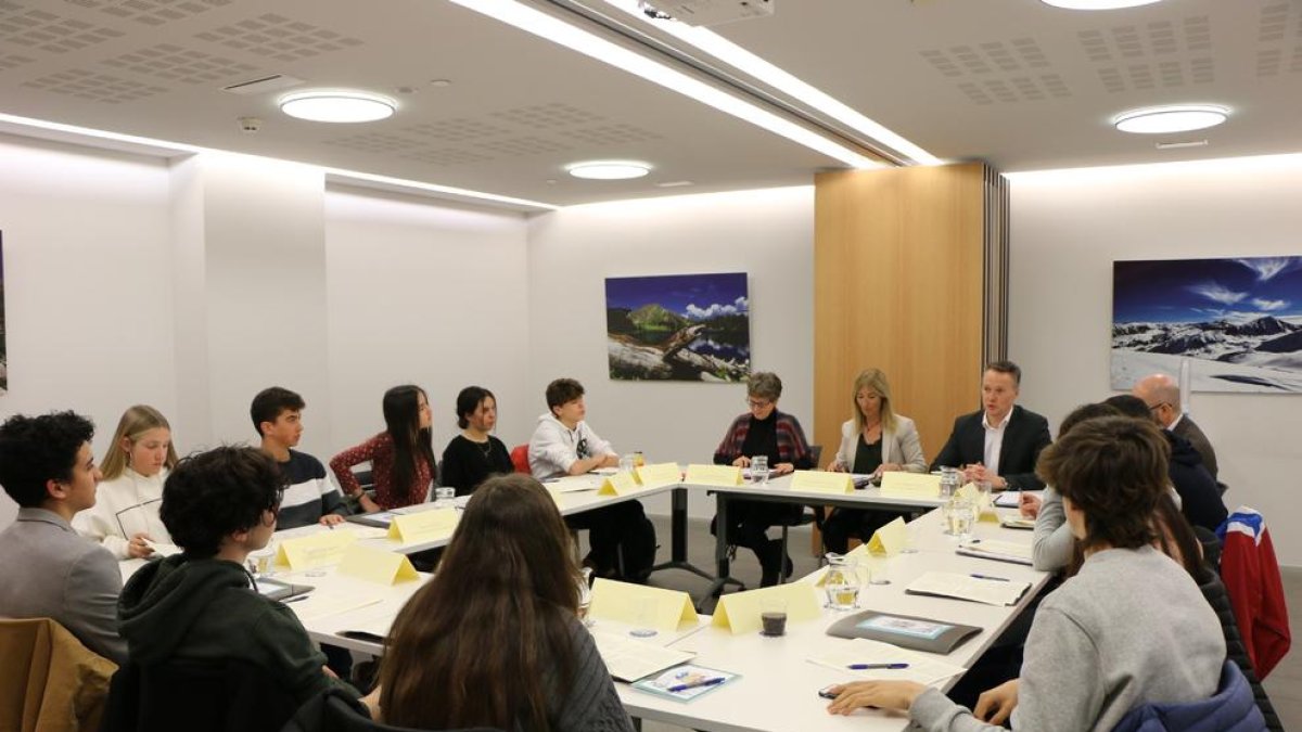 Consellers generals i alumnes comparteixen opinions sobre política