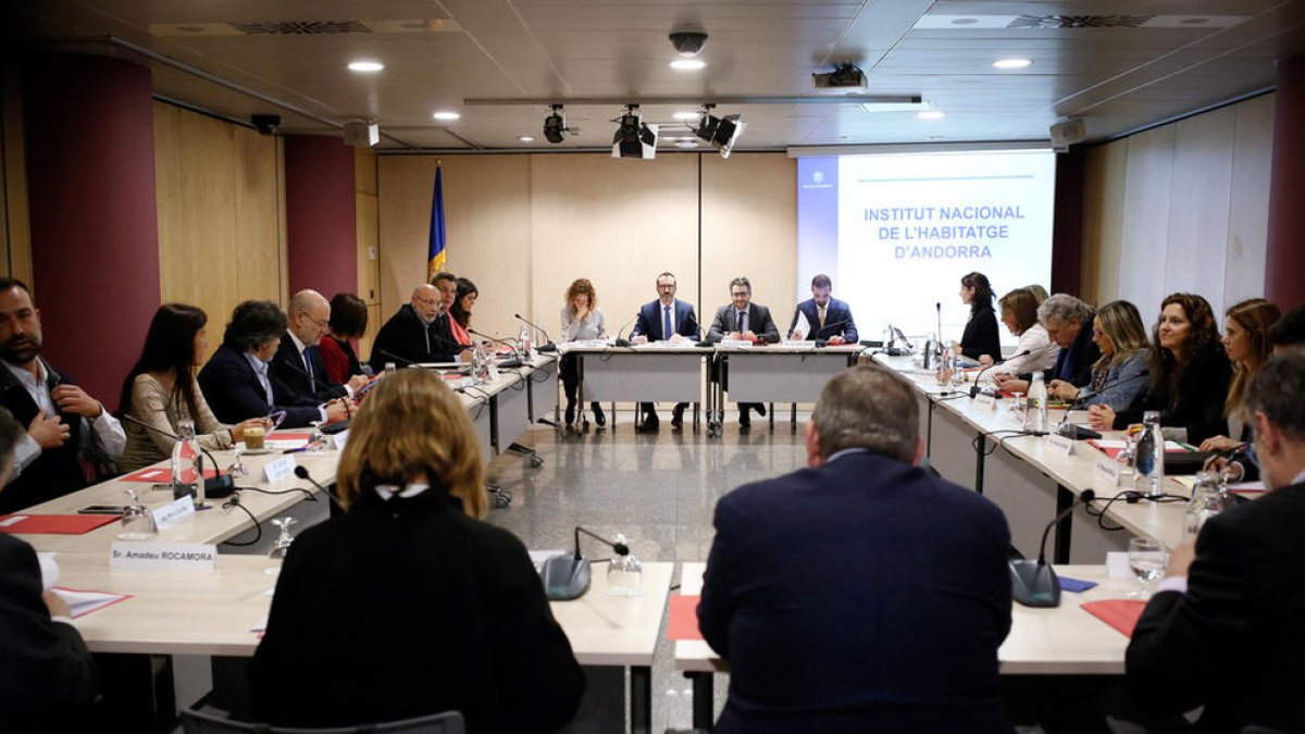 Tensió entre comuns i govern per la llei sobre l'habitatge