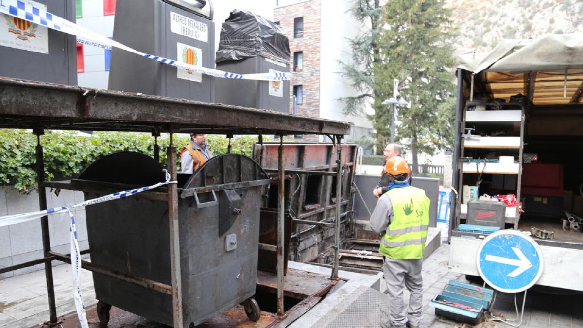 El comú neteja els contenidors soterrats de la plaça Calonge i Sant Antoni