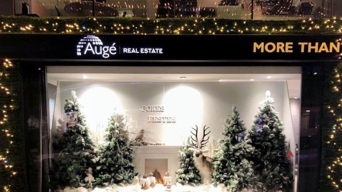 La immobiliària Augé Real Estate guanya el premi al millor aparador de Nadal del 2019