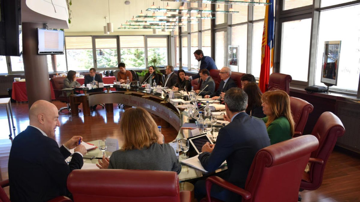 Escaldes, la capital, Encamp i la Massana sumen catorze càrrecs de relació especial