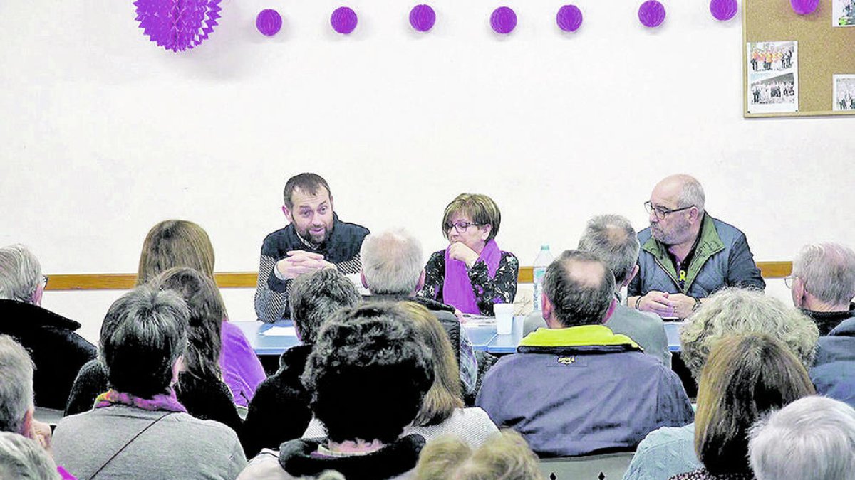 “El que ens fa pensar, viure i somiar és l'escriptura”