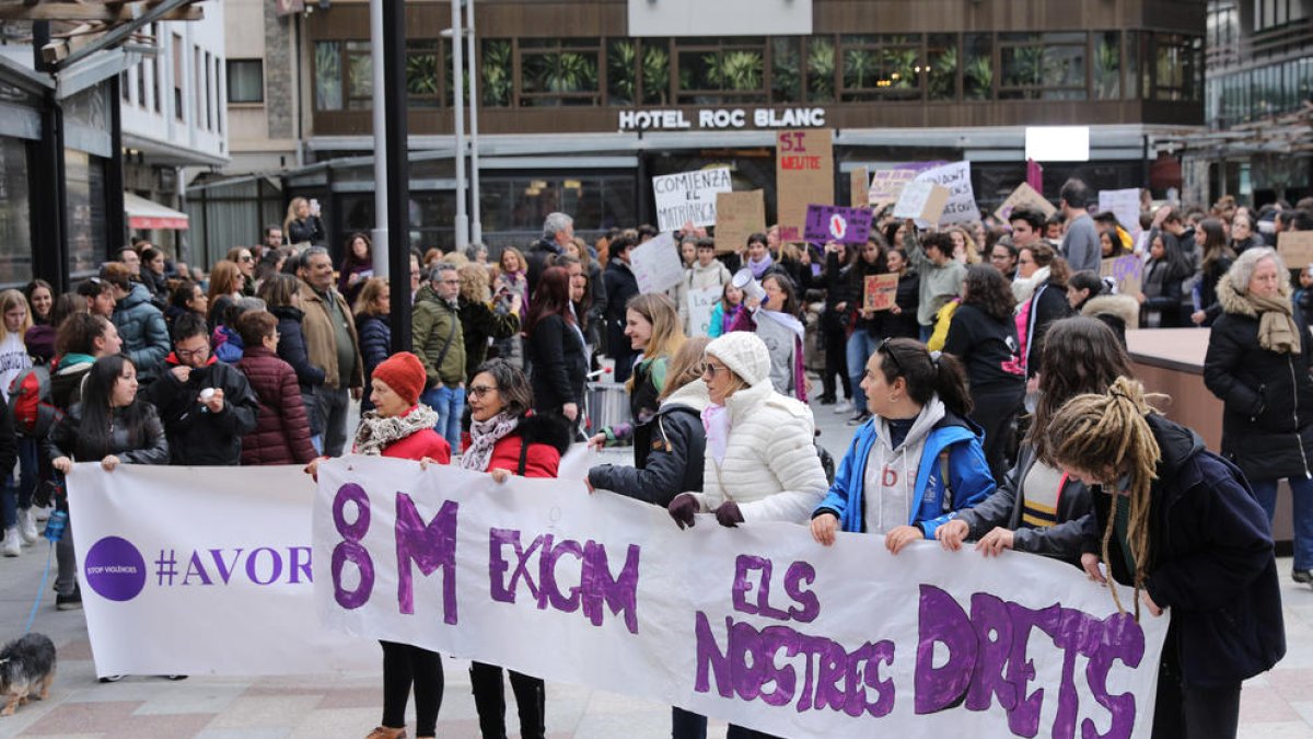 Mig miler de persones reivindiquen els drets de les dones