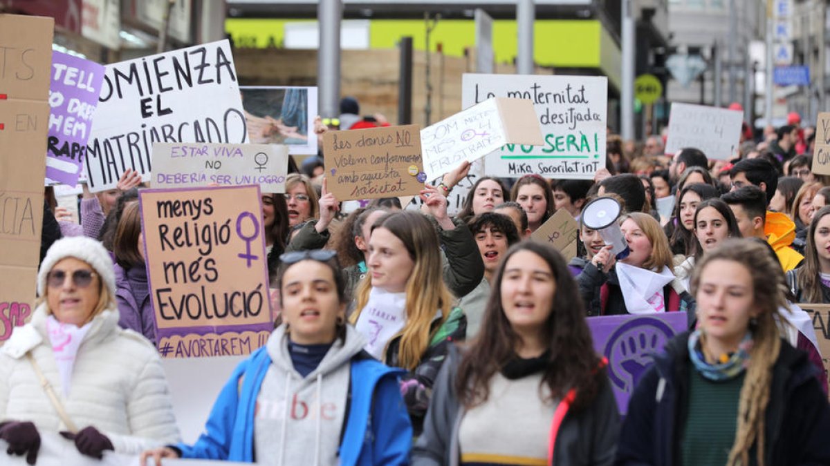 Mig miler de manifestants pels drets de les dones